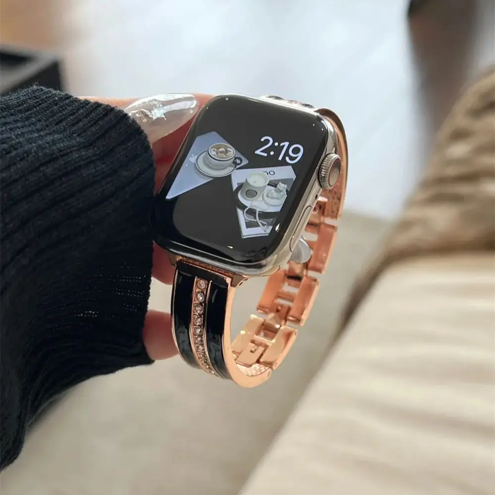 Роскошный золотистый кожаный ремешок из нержавеющей стали для Apple Watch 8 7 SE 6 5 4, женский мужской браслет, ремешок для iwatch 41 мм 45 мм 38 49 44 40 мм
Роскошный золотистый кожаный ремешок из нержавеющей стали для Apple Watch 8 7 SE 6 5 4, женский мужской браслет, ремешок для iwatch 41 мм 45 мм 38 49 44 40 мм
