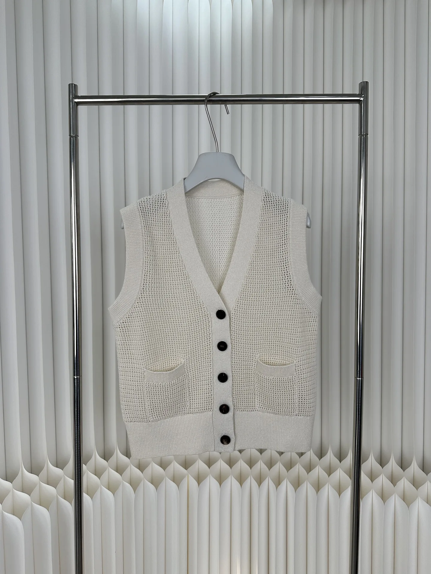 2026 Summer New Arrival: Women'S V-Neck Sleeveless Knitted Cardigan — Open-Work Linen, Versatile Casual Top
2026 Summer New Arrival: Women'S V-Neck Sleeveless Knitted Cardigan — Open-Work Linen, Versatile Casual Top