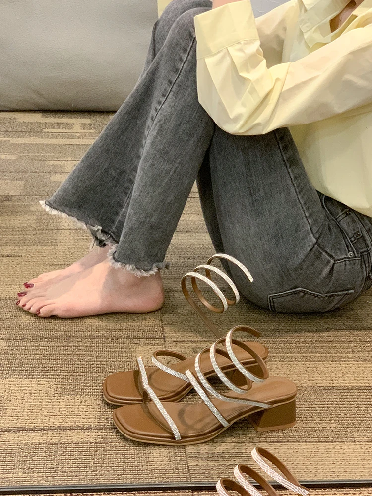 Thick Soled Roman Sandals Women's Shoes 2023 Summer New Fashion Flash Diamond Retro Beach Shoes with Medium Heels
Thick Soled Roman Sandals Women's Shoes 2023 Summer New Fashion Flash Diamond Retro Beach Shoes with Medium Heels