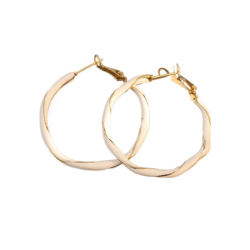 *Light luxury, high-end, large circle earrings with trendy and niche design, irregular earrings, feminine style, pure silver
*Light luxury, high-end, large circle earrings with trendy and niche design, irregular earrings, feminine style, pure silver