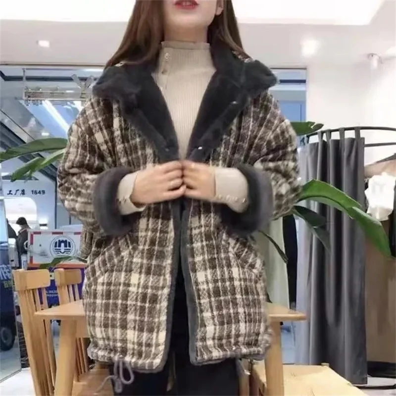 Korean Women Large Size 5XL Cotton Padded Jacket 2025 Femme Plaid Patchwork Parkas Outwear Winter Lady Fashion Down Cotton Coat
Korean Women Large Size 5XL Cotton Padded Jacket 2025 Femme Plaid Patchwork Parkas Outwear Winter Lady Fashion Down Cotton Coat