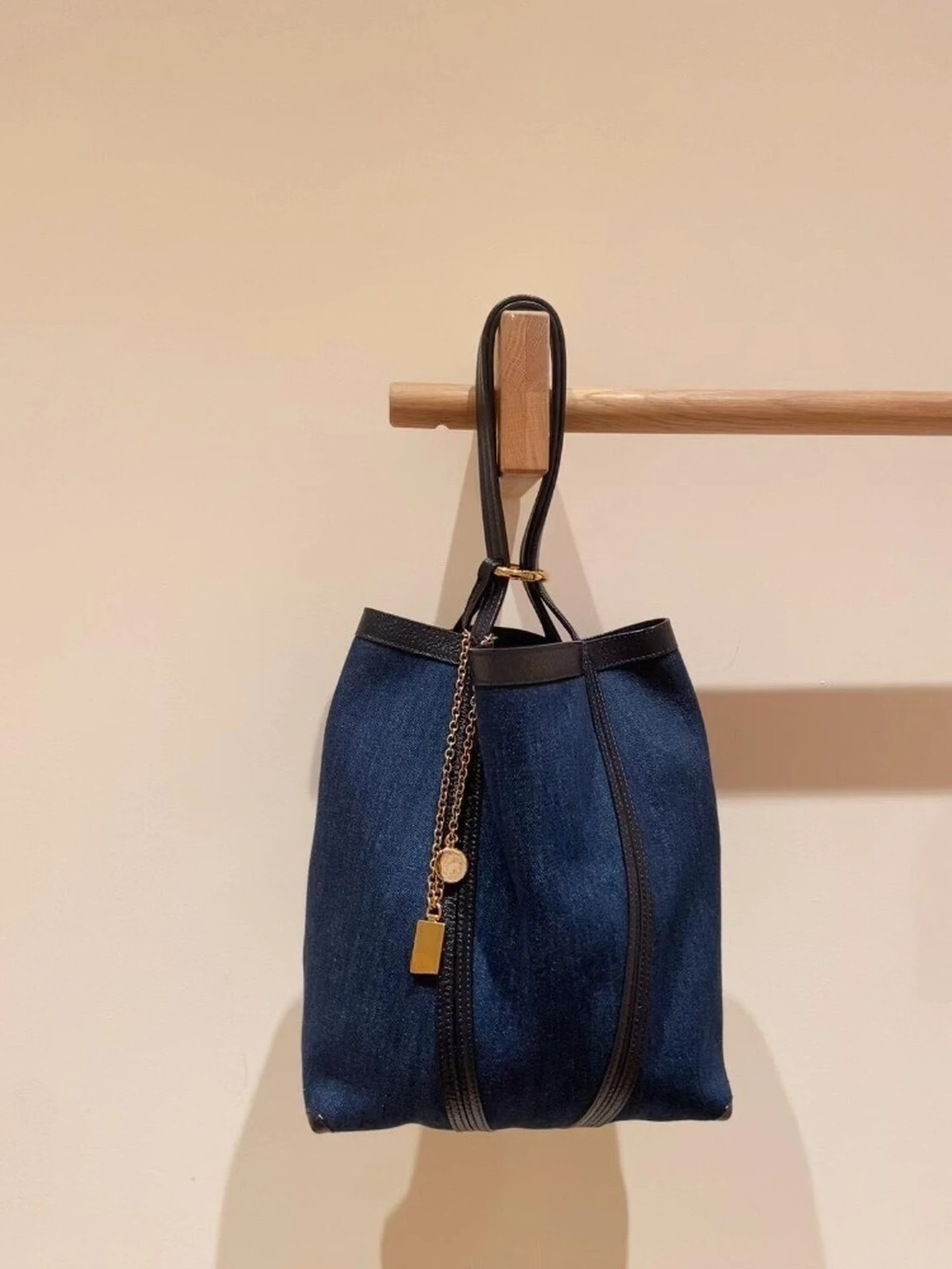 Large Capacity Denim Tote Bag Women's 2026 New High-End Elegant Commuter Shoulder Bag Underarm Summer Bucket Bag Soft PU Leather
Large Capacity Denim Tote Bag Women's 2026 New High-End Elegant Commuter Shoulder Bag Underarm Summer Bucket Bag Soft PU Leather