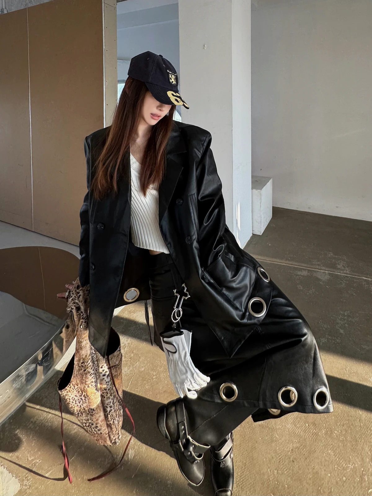 Кожаная куртка Sermeet Original Design Vintage для женщин, новая весенняя модель с вырезами и металлическими кольцами, верхняя одежда
Кожаная куртка Sermeet Original Design Vintage для женщин, новая весенняя модель с вырезами и металлическими кольцами, верхняя одежда