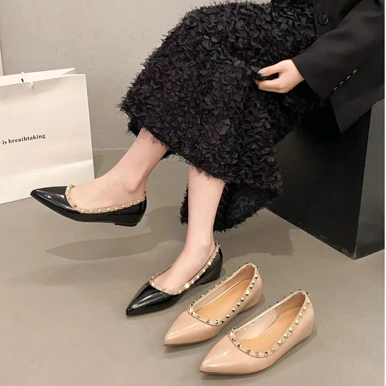 2025 Spring Summer New Style Women's Flat Shoes Soft Bottom Rivet Painted Leather Slip-On Boat Shoes Pointed Toe Fashionable
2025 Spring Summer New Style Women's Flat Shoes Soft Bottom Rivet Painted Leather Slip-On Boat Shoes Pointed Toe Fashionable