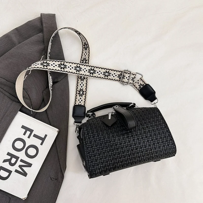 Elegant Women Messenger Bag Crafted From Premium Leather Boasting Popular Elegant Color And Spacious Interior
Elegant Women Messenger Bag Crafted From Premium Leather Boasting Popular Elegant Color And Spacious Interior