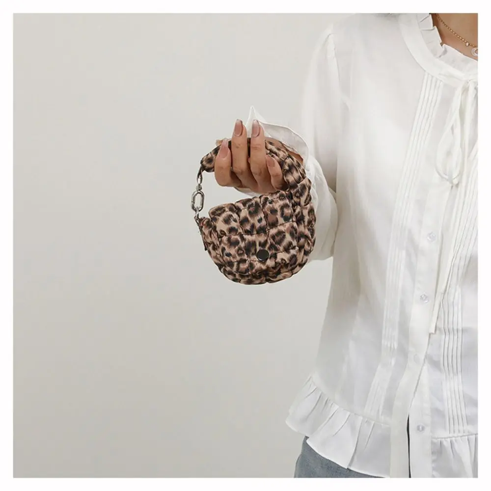Elegant Solid Color Cloud Pleated Coin Purse Quilted Mini Handbag Small Wallet Hanging Sling Card Bag Outdoor
Elegant Solid Color Cloud Pleated Coin Purse Quilted Mini Handbag Small Wallet Hanging Sling Card Bag Outdoor