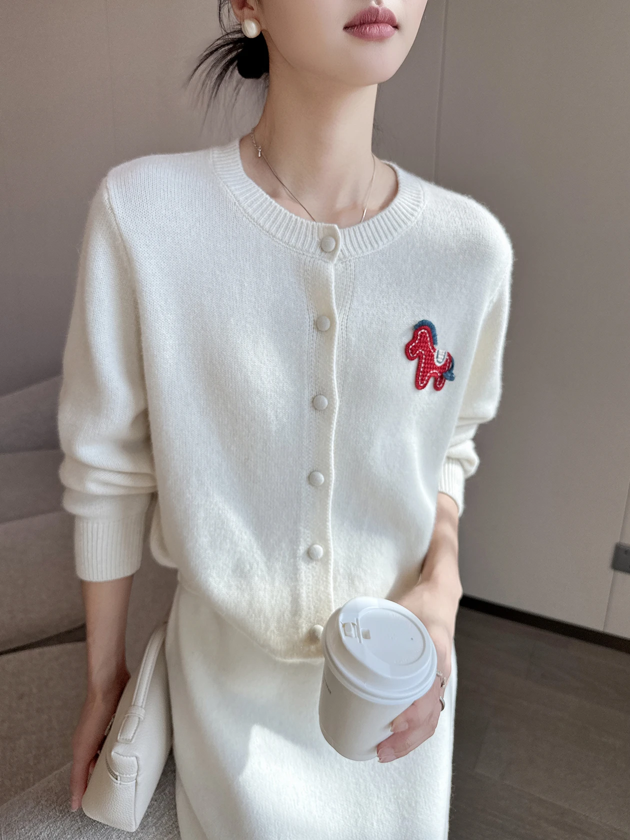 Mijia Knitted round Ne Sweater Cardigan Women's Faionable Winter 2025 New Sle Year Embroidery Open Cardigan
Mijia Knitted round Ne Sweater Cardigan Women's Faionable Winter 2025 New Sle Year Embroidery Open Cardigan