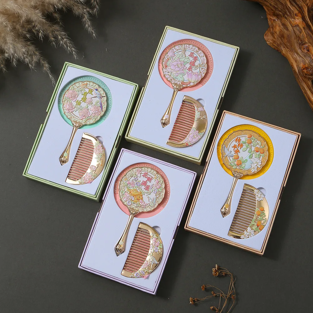 Ручное зеркало и набор расчесок с цветочными мотивами, металлическое зеркало для макияжа в традиционном китайском стиле и набор расчесок для женского подарка
Ручное зеркало и набор расчесок с цветочными мотивами, металлическое зеркало для макияжа в традиционном китайском стиле и набор расчесок для женского подарка