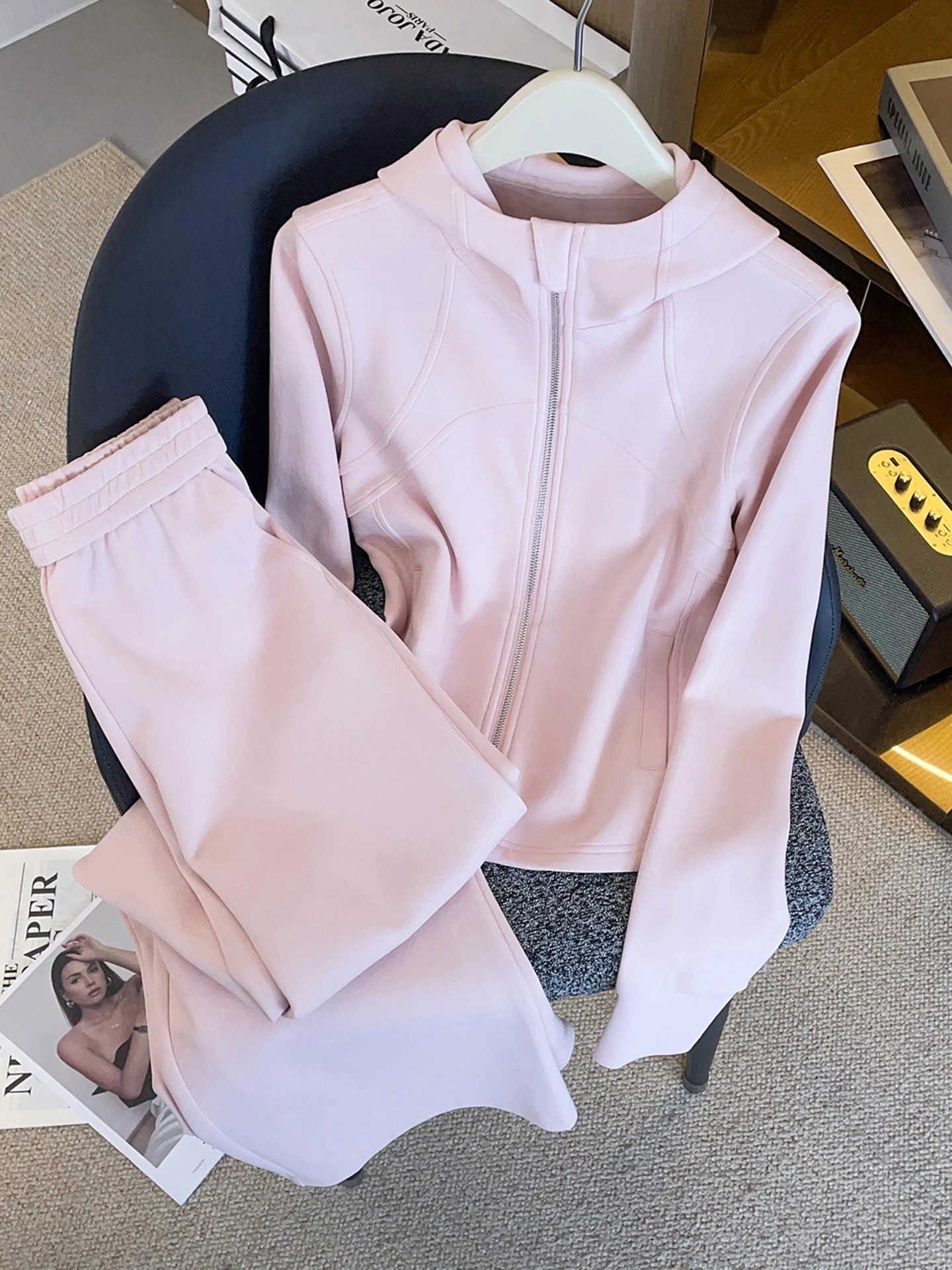 High-End Women's Hoodie Jacket And Wide Leg Pants Set Elastic Waist Autumn Winter Fashion Outfit Polyester Fiber Zipper Closure
High-End Women's Hoodie Jacket And Wide Leg Pants Set Elastic Waist Autumn Winter Fashion Outfit Polyester Fiber Zipper Closure