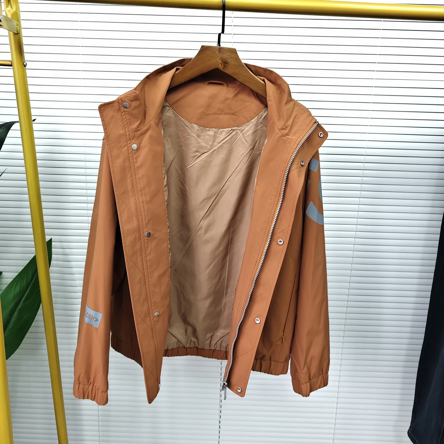 Sli повседневная мужская куртка весна осень модная брендовая буквенная печать Haome воротник-стойка ветрозащитное волокно из полиэстера длинный све
Sli повседневная мужская куртка весна осень модная брендовая буквенная печать Haome воротник-стойка ветрозащитное волокно из полиэстера длинный све