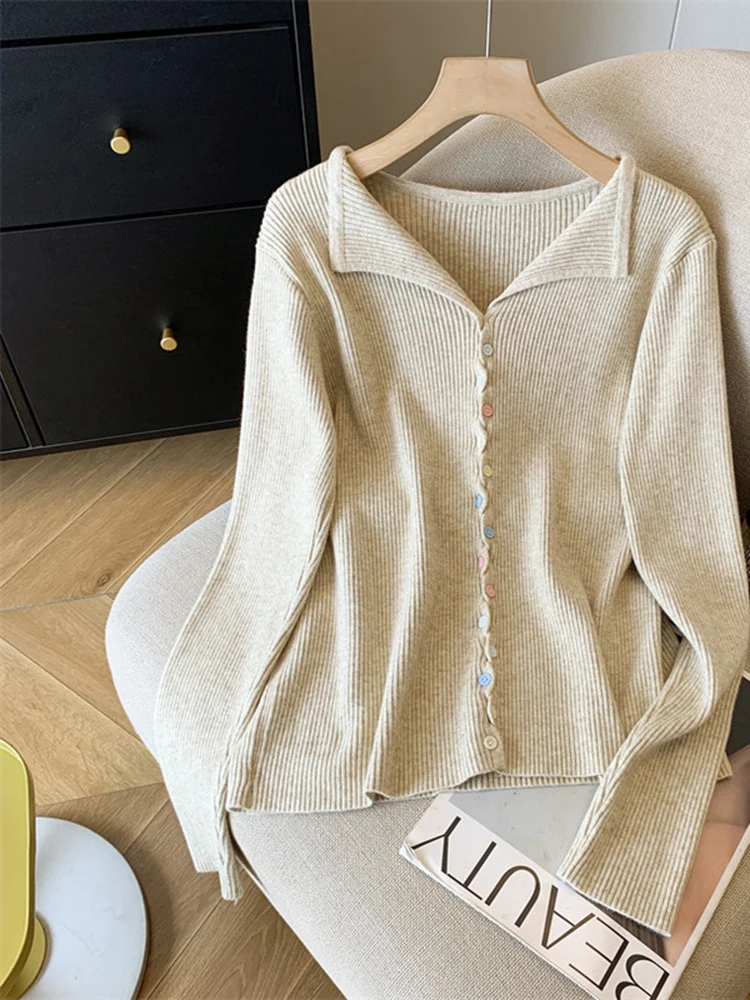 Вязаный свитер во французском стиле с воротником с лацканами, женский осенне-зимний новый модный и стильный цветной пуловер на пуговицах
Вязаный свитер во французском стиле с воротником с лацканами, женский осенне-зимний новый модный и стильный цветной пуловер на пуговицах