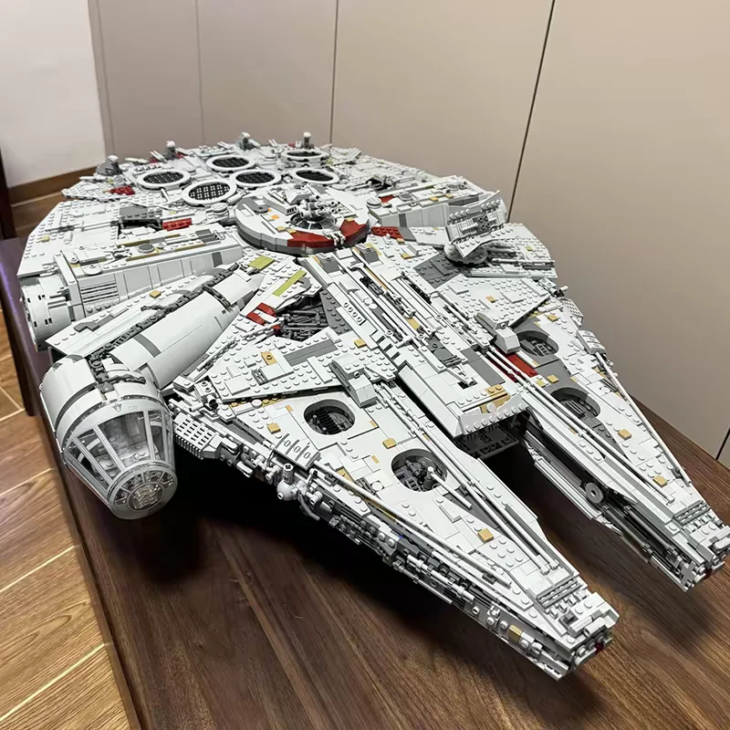 8445pcs large Millennium Falcon spacecraft series with bracket adult version of the building block 75192 birthday gift
8445pcs large Millennium Falcon spacecraft series with bracket adult version of the building block 75192 birthday gift