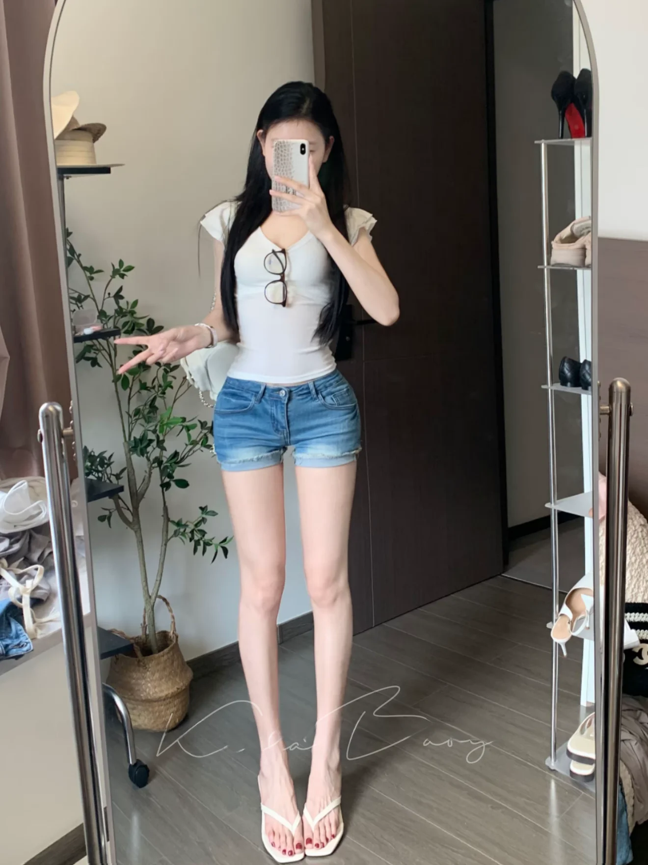 Low Waist High Elastic Slim Fit Denim Shorts with Cuffed Hem And Embroidery Pockets Korean Style Hot Pants for Teen Girls
Low Waist High Elastic Slim Fit Denim Shorts with Cuffed Hem And Embroidery Pockets Korean Style Hot Pants for Teen Girls