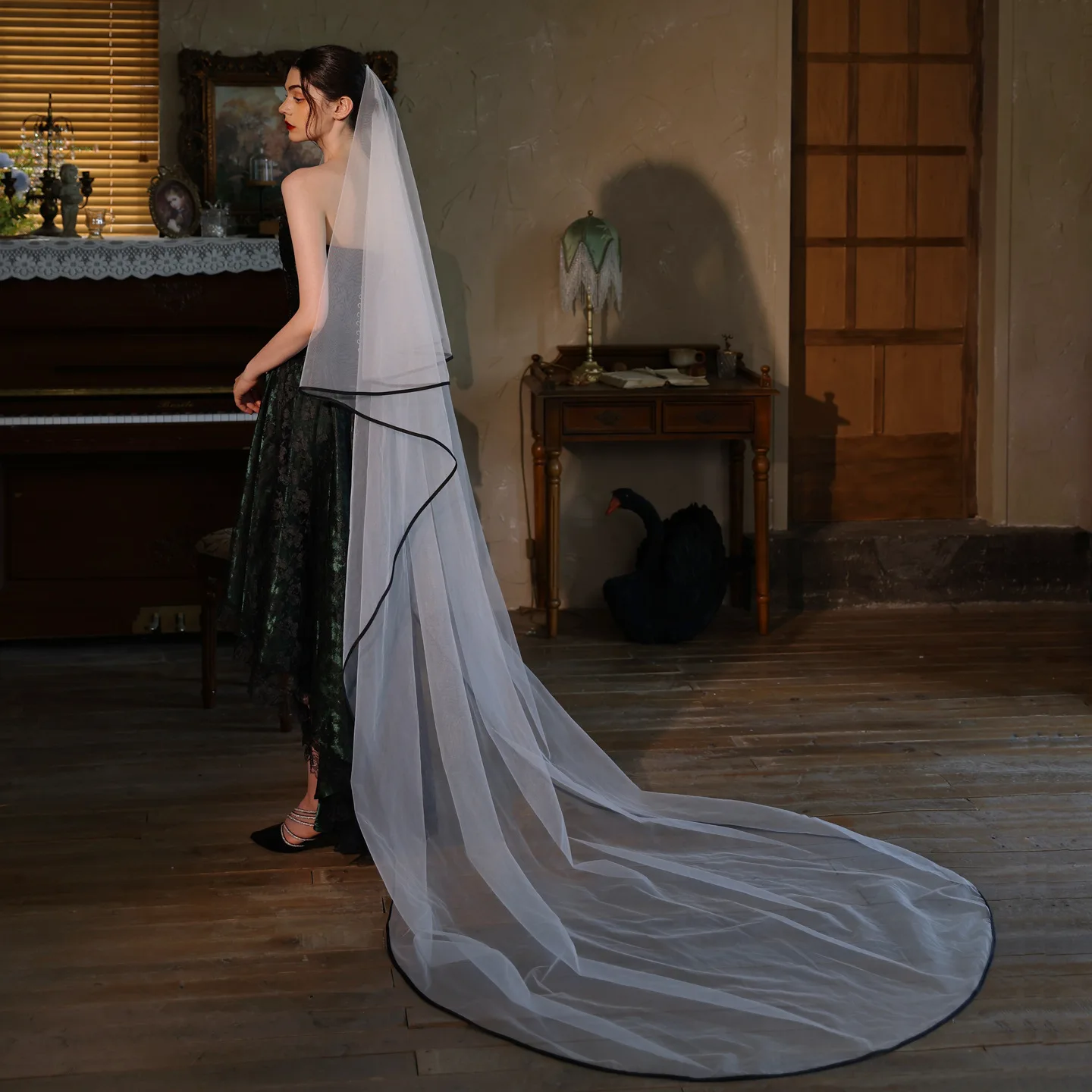 V533 French-Style Black Trimmed Bridal Veil with Long Train for Studio and Outdoor Photography Props
V533 French-Style Black Trimmed Bridal Veil with Long Train for Studio and Outdoor Photography Props