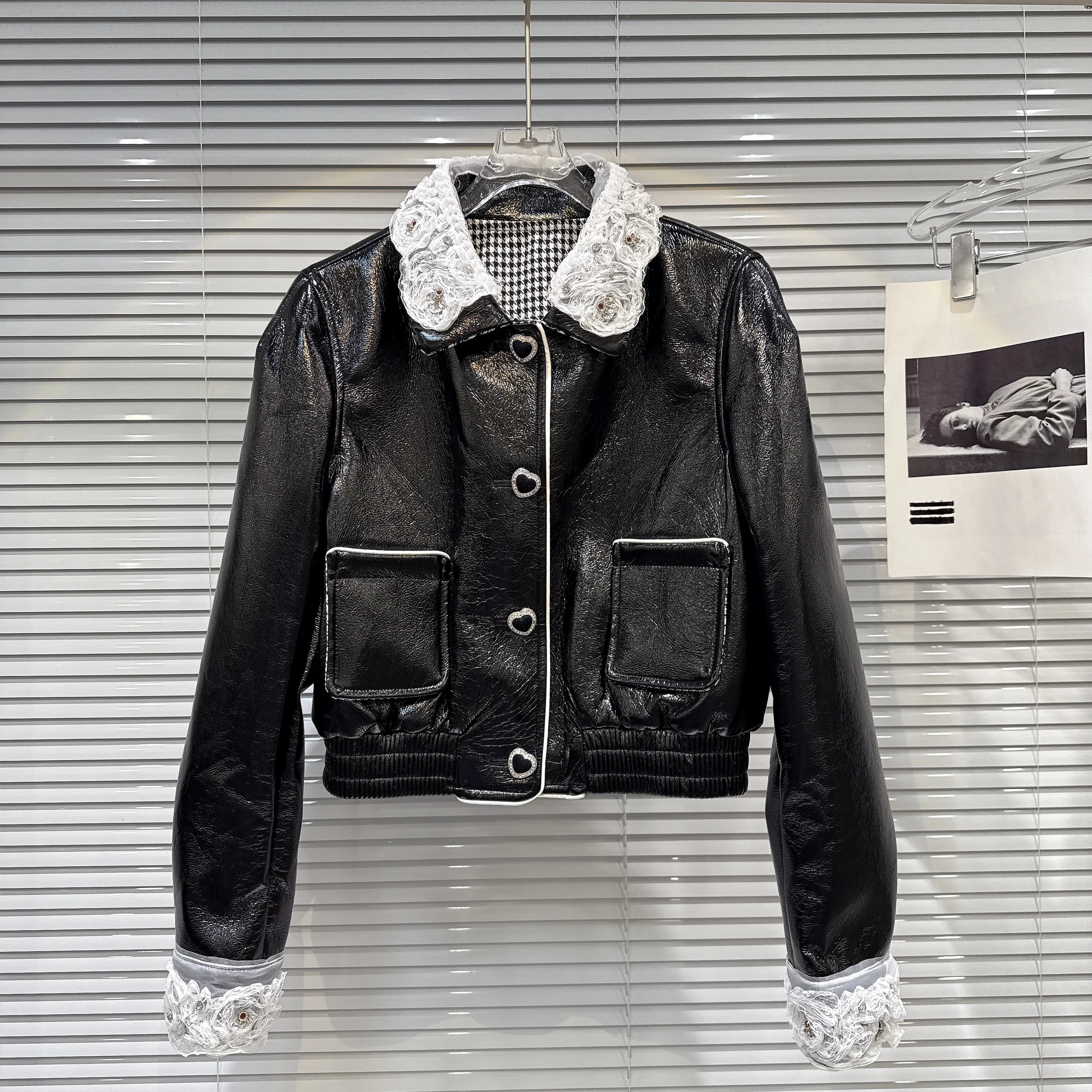 2025 Autumn New Fashion PU Leather Jacket with Floral Embroidery Rhinestone Collar Shiny Coat
2025 Autumn New Fashion PU Leather Jacket with Floral Embroidery Rhinestone Collar Shiny Coat