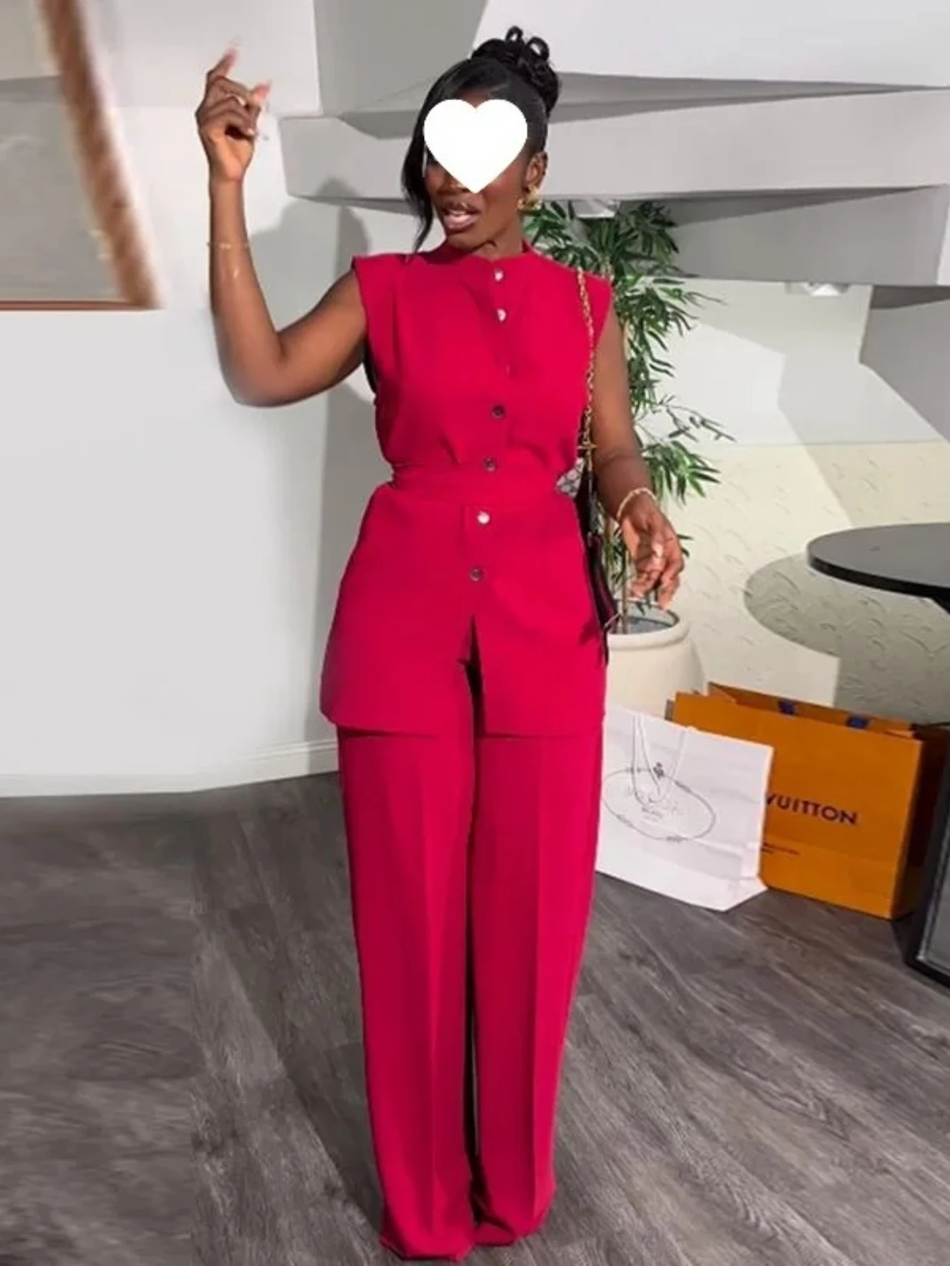 Новый летний комплект: элегантный повседневный наряд с широкими брюками, топом без рукавов на пуговицах и поясом, модель 2026
Новый летний комплект: элегантный повседневный наряд с широкими брюками, топом без рукавов на пуговицах и поясом, модель 2026