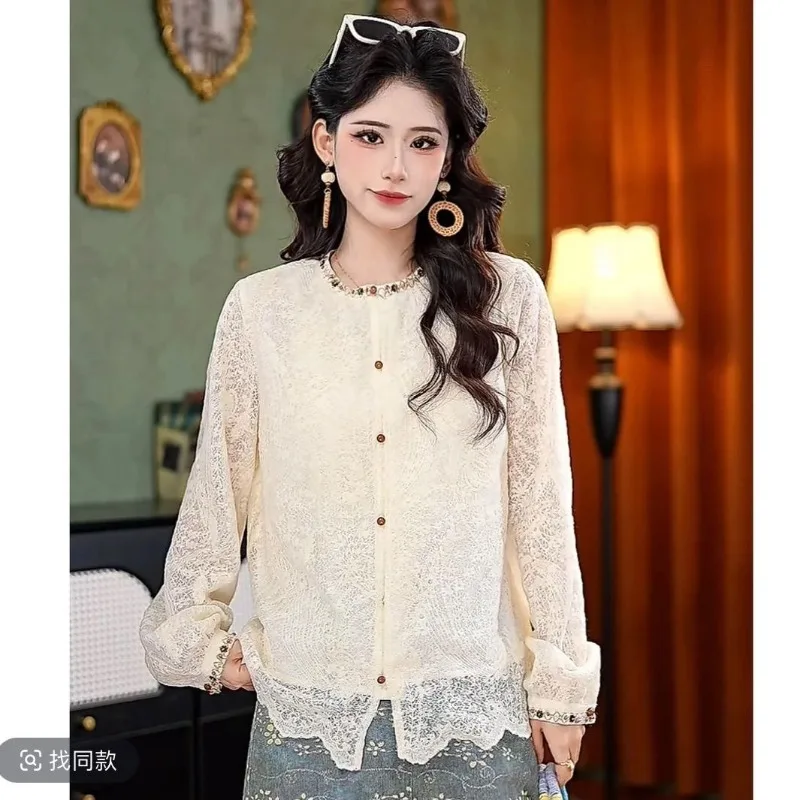 Женская бежевая кружевная блузка с длинным рукавом и круглым вырезом на пуговицах спереди, элегантная повседневная рубашка с декоративной отделкой
Женская бежевая кружевная блузка с длинным рукавом и круглым вырезом на пуговицах спереди, элегантная повседневная рубашка с декоративной отделкой