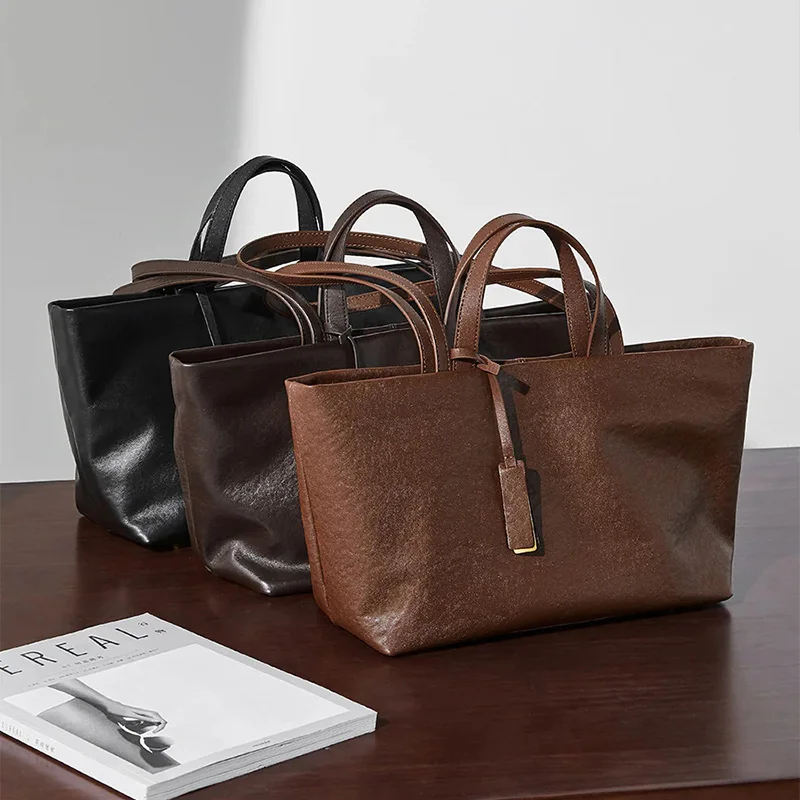 Simple High-end Handbag Fashion Light Luxury Solid Color Shoulder Bag Large-capacity Commuter Suction Buckle Crossbody Tote Bag 
Simple High-end Handbag Fashion Light Luxury Solid Color Shoulder Bag Large-capacity Commuter Suction Buckle Crossbody Tote Bag