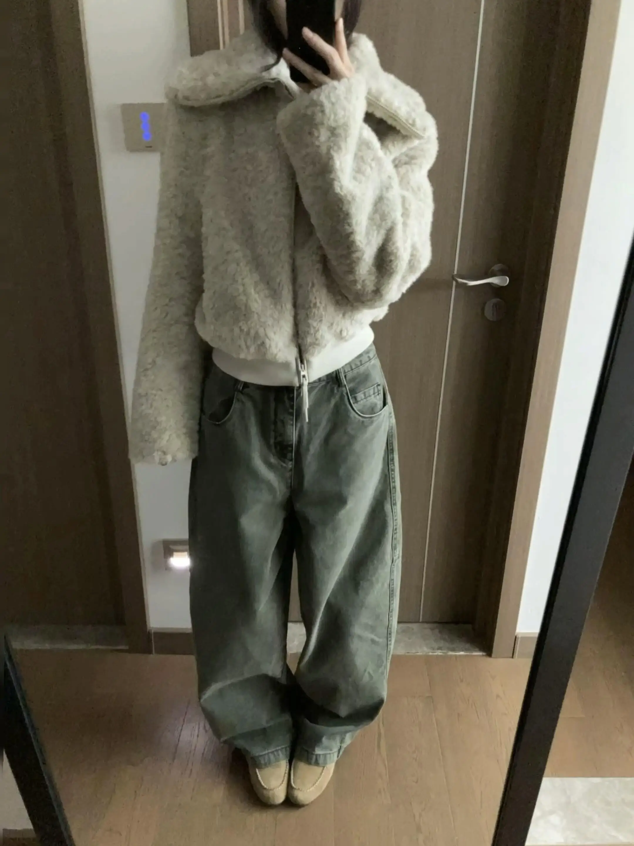 Korean Sle ort Fur Coat Women's Winter New Faion Warm Cotton Wear Flip Collar Old Money Fur ort Coat Fem Outerwear
Korean Sle ort Fur Coat Women's Winter New Faion Warm Cotton Wear Flip Collar Old Money Fur ort Coat Fem Outerwear