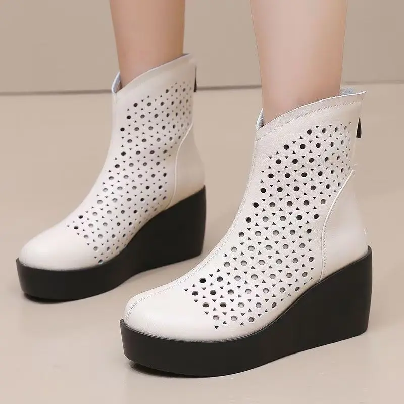 Женские ботильоны из натуральной кожи на танкетке, весна-лето, новые дышащие ботинки высокого качества на толстой подошве с круглым носком
Женские ботильоны из натуральной кожи на танкетке, весна-лето, новые дышащие ботинки высокого качества на толстой подошве с круглым носком