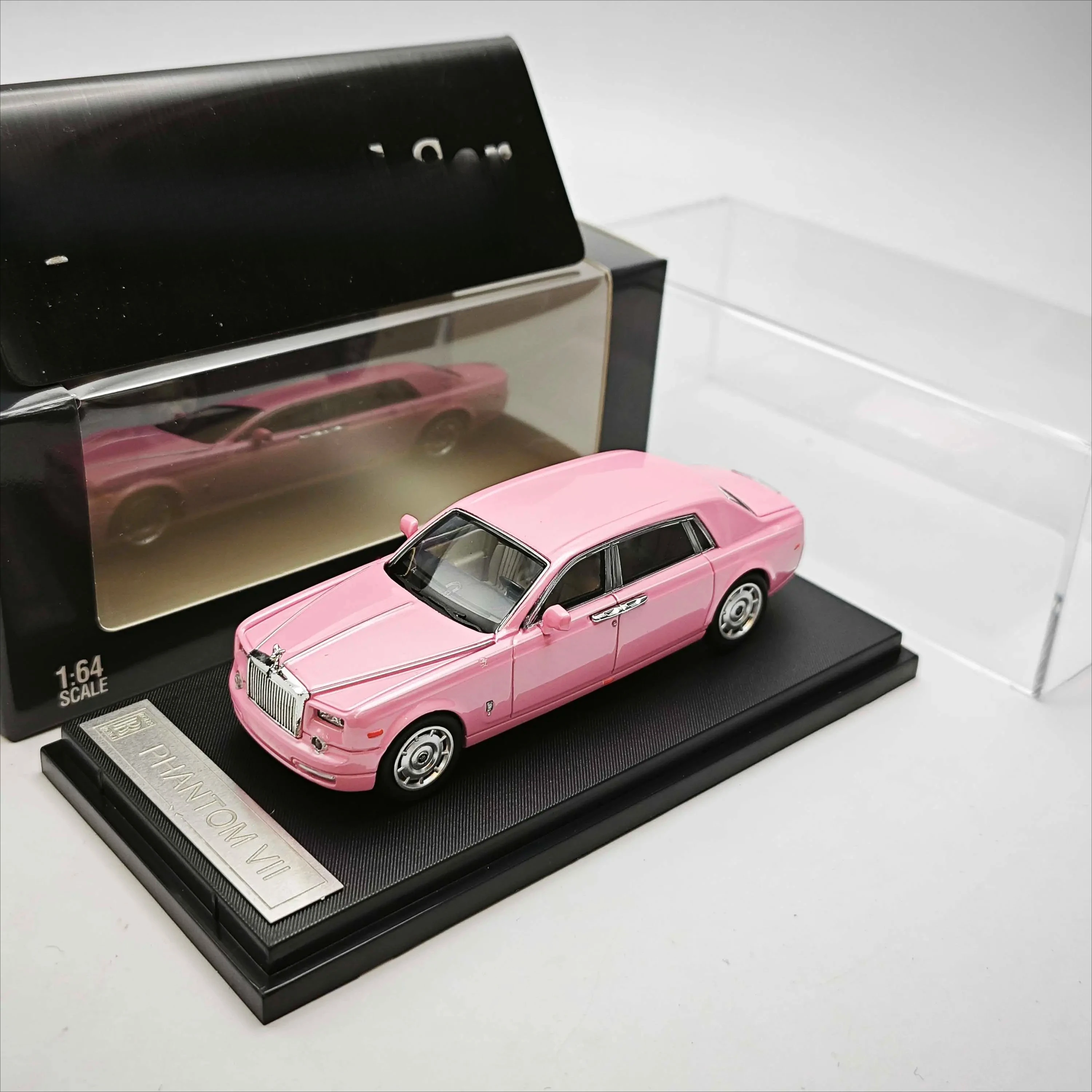 In-stock SW 1:64 Phantom VII Alloy Car Model
In-stock SW 1:64 Phantom VII Alloy Car Model