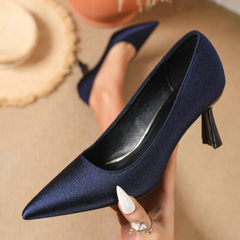 Retro pointed-toe high-heeled shoes for women, stiletto work shoes, shallow satin comfortable ladies' single shoes
Retro pointed-toe high-heeled shoes for women, stiletto work shoes, shallow satin comfortable ladies' single shoes