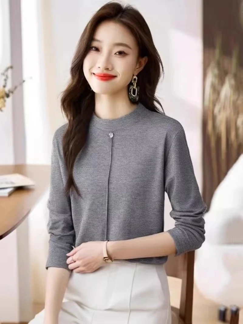 Новая женская футболка с длинным рукавом 2025, минималистичный базовый топ, мягкая дышащая офисная повседневная рубашка, свободная блузка на осень W1868
Новая женская футболка с длинным рукавом 2025, минималистичный базовый топ, мягкая дышащая офисная повседневная рубашка, свободная блузка на осень W1868