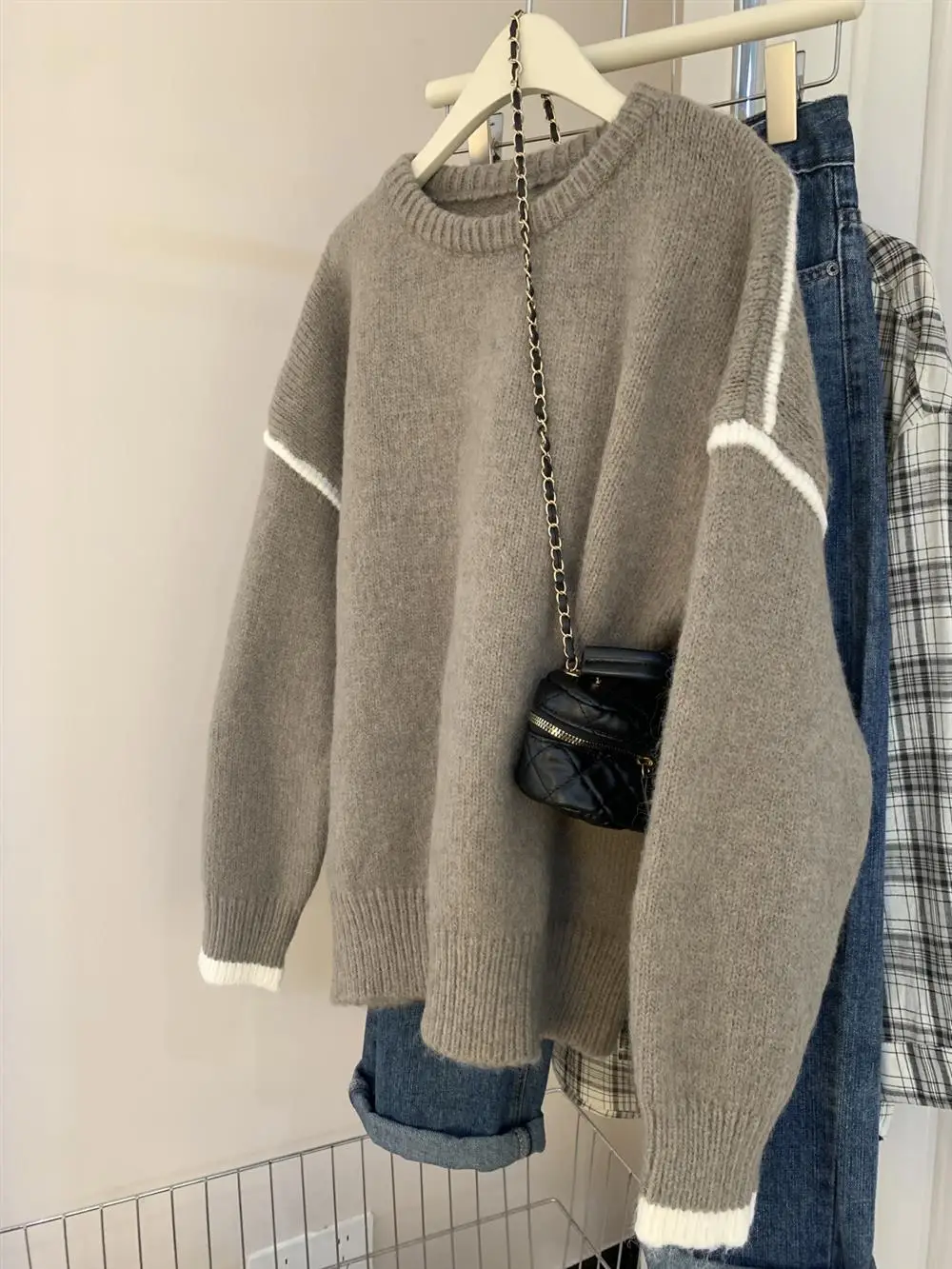 Soft Grey Sweater Women Autumn Winter 2024 Loose Lazy Style Color Blocked Knit Top Fashion O-neck Long Sleeved Pullover
Soft Grey Sweater Women Autumn Winter 2024 Loose Lazy Style Color Blocked Knit Top Fashion O-neck Long Sleeved Pullover