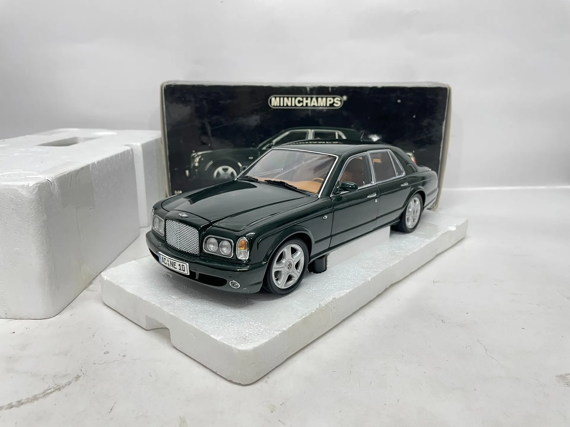Minichamps 1:18 Arnage T 2002, зеленая имитация, ограниченная серия, все открытые металлические статические модели автомобиля из сплава, игрушка в подарок
Minichamps 1:18 Arnage T 2002, зеленая имитация, ограниченная серия, все открытые металлические статические модели автомобиля из сплава, игрушка в подарок