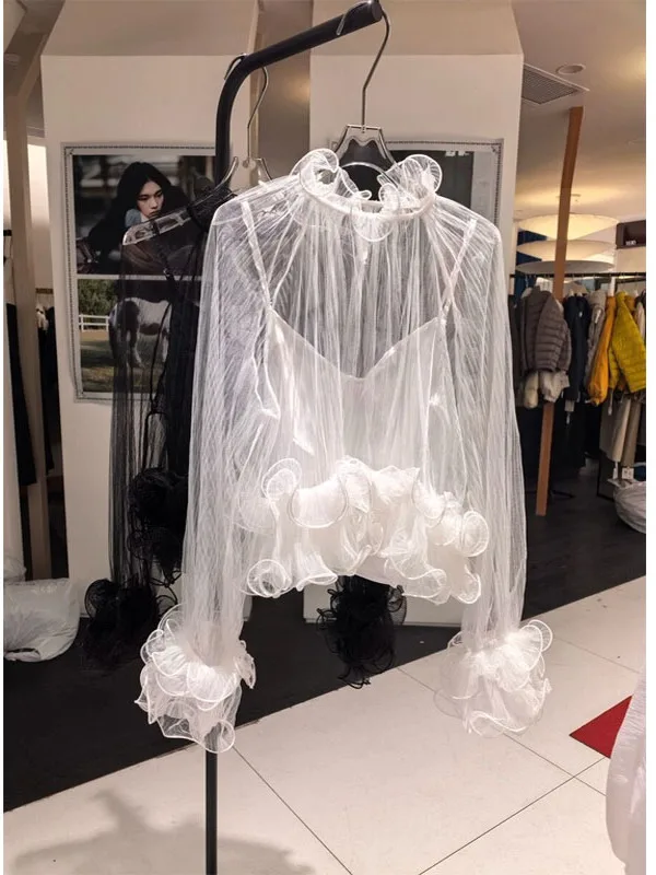 Весна 2026: Новая корейская версия женской блузки с кружевной отделкой, плиссированной юбкой, топом-майкой и шифоновой юбкой-миди.
Весна 2026: Новая корейская версия женской блузки с кружевной отделкой, плиссированной юбкой, топом-майкой и шифоновой юбкой-миди.