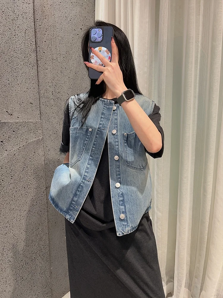 Новая женская жилетка 2025 года, синяя, свободного кроя, на одной пуговице, модная, универсальная, для повседневной носки, с круглым вырезом
Новая женская жилетка 2025 года, синяя, свободного кроя, на одной пуговице, модная, универсальная, для повседневной носки, с круглым вырезом