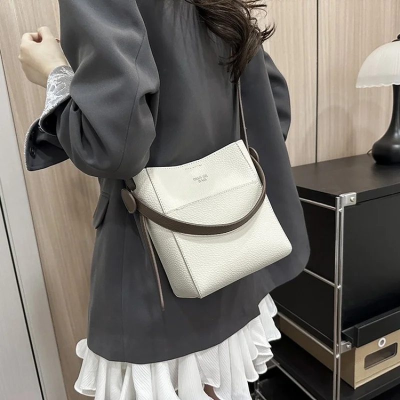 2025 spring trendy women pu leather satchel bag with lock closure one shoulder handbag work commute bag
2025 spring trendy women pu leather satchel bag with lock closure one shoulder handbag work commute bag
