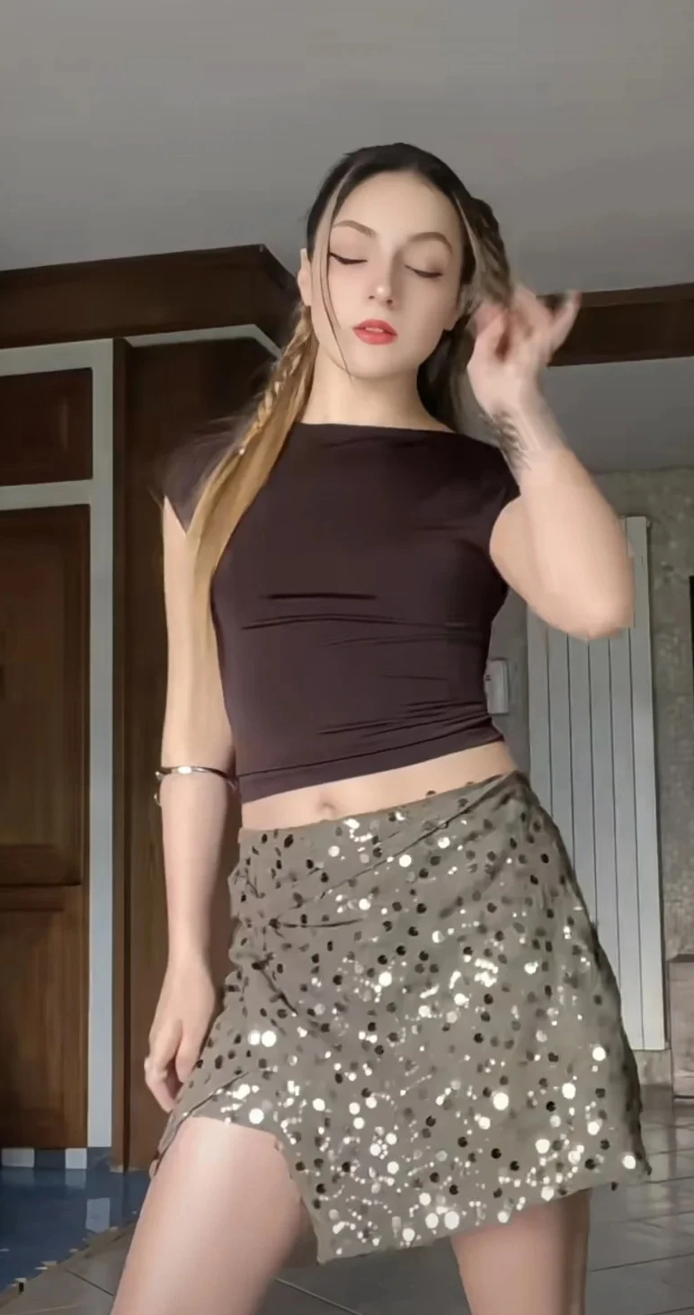 Spring women's new Y2K fashion shiny bead ornament wrinkle sexy slit mini short skirt multi-color optional
Spring women's new Y2K fashion shiny bead ornament wrinkle sexy slit mini short skirt multi-color optional