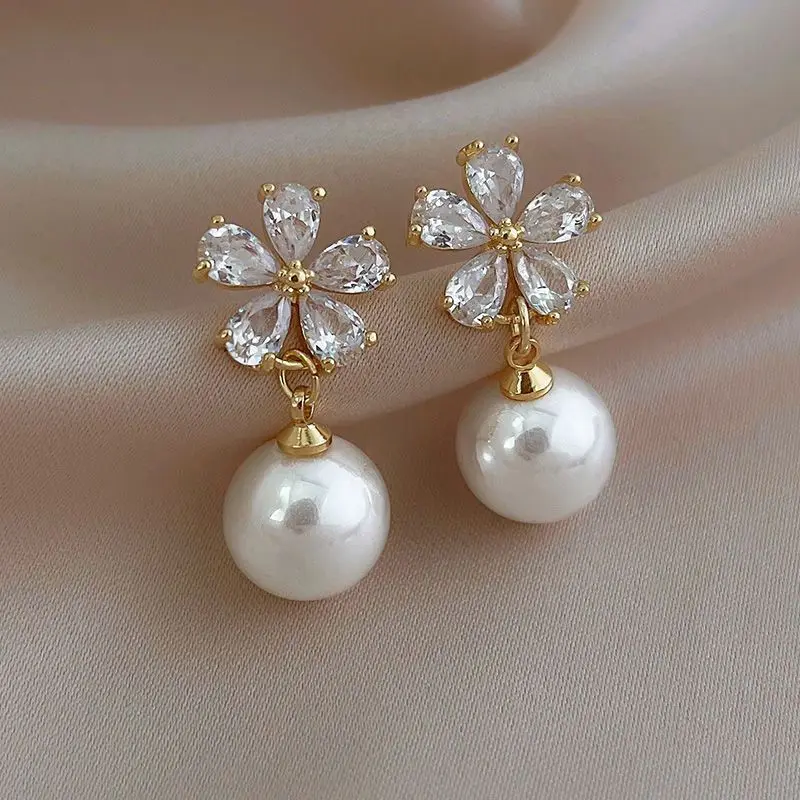 New Design Sweet Rhinestone Flower Stud Earrings For Women Elegant Imitation Pearl Crystal Zircon Earring Korean Party Jewelry
New Design Sweet Rhinestone Flower Stud Earrings For Women Elegant Imitation Pearl Crystal Zircon Earring Korean Party Jewelry