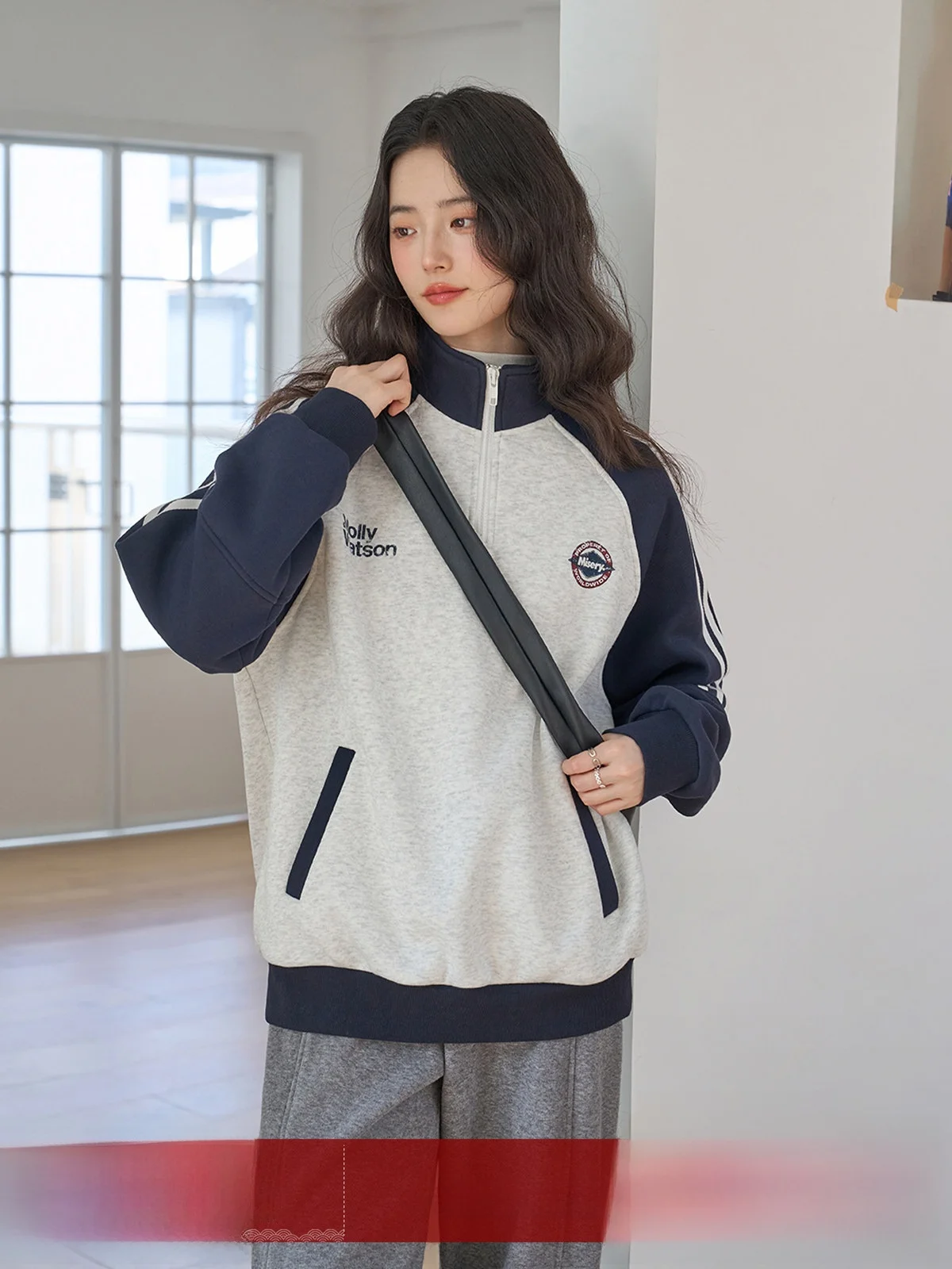 MoZao Light Grey Half Zip Shoulder Sleeve Hoodless Fleece Women's Sweatshirt Loose Color Block Top for Winter New Arrival
MoZao Light Grey Half Zip Shoulder Sleeve Hoodless Fleece Women's Sweatshirt Loose Color Block Top for Winter New Arrival