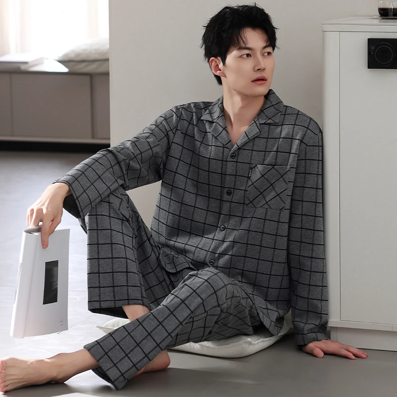 Весенне-осенний мужской пижамный комплект из трикотажного хлопка с отложным воротником в клетку
Весенне-осенний мужской пижамный комплект из трикотажного хлопка с отложным воротником в клетку