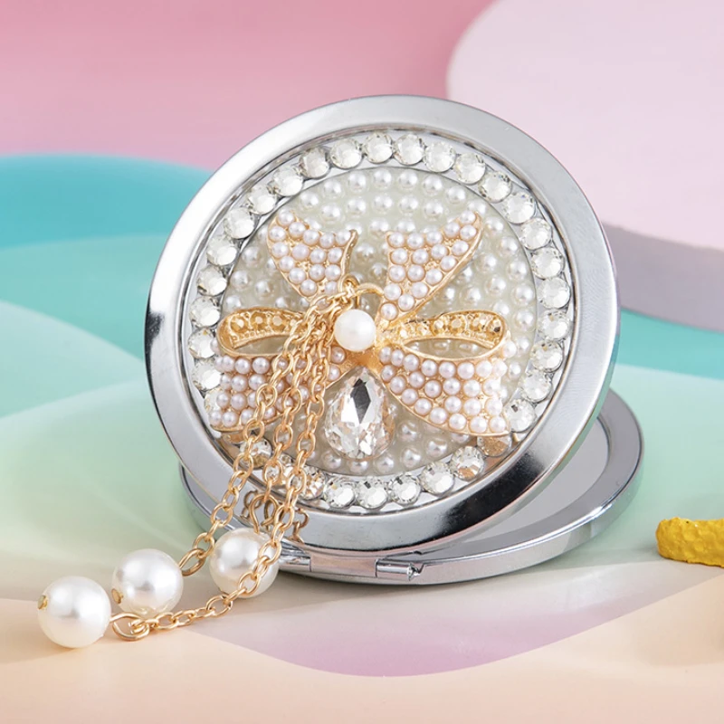 Mini Bag Makeup Mirror Pearl Bow Pendant Double-sided Portable Enlargement Pocket Mirror Birthday Party Handheld Small Mirror
Mini Bag Makeup Mirror Pearl Bow Pendant Double-sided Portable Enlargement Pocket Mirror Birthday Party Handheld Small Mirror