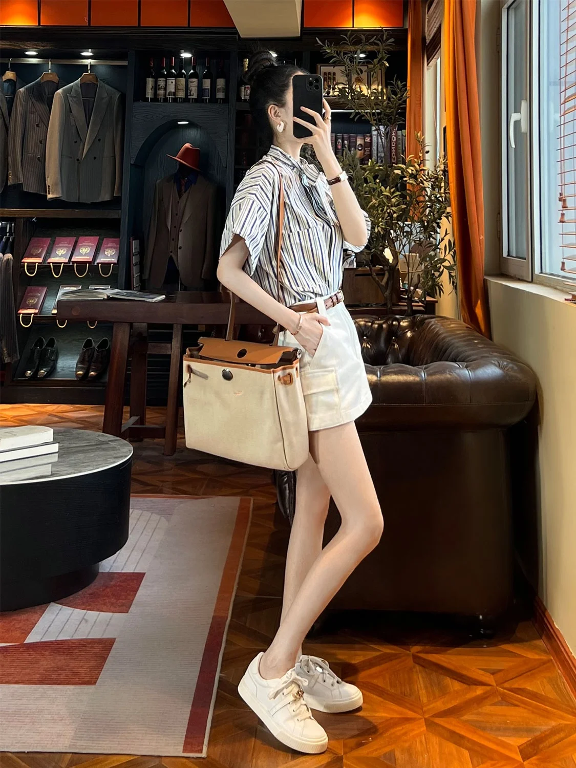 Casual Stripe Shirt And White Shorts Set Women's High-End Fashion Ensemble Cotton Blend Short Sleeve Stand Collar Gown
Casual Stripe Shirt And White Shorts Set Women's High-End Fashion Ensemble Cotton Blend Short Sleeve Stand Collar Gown