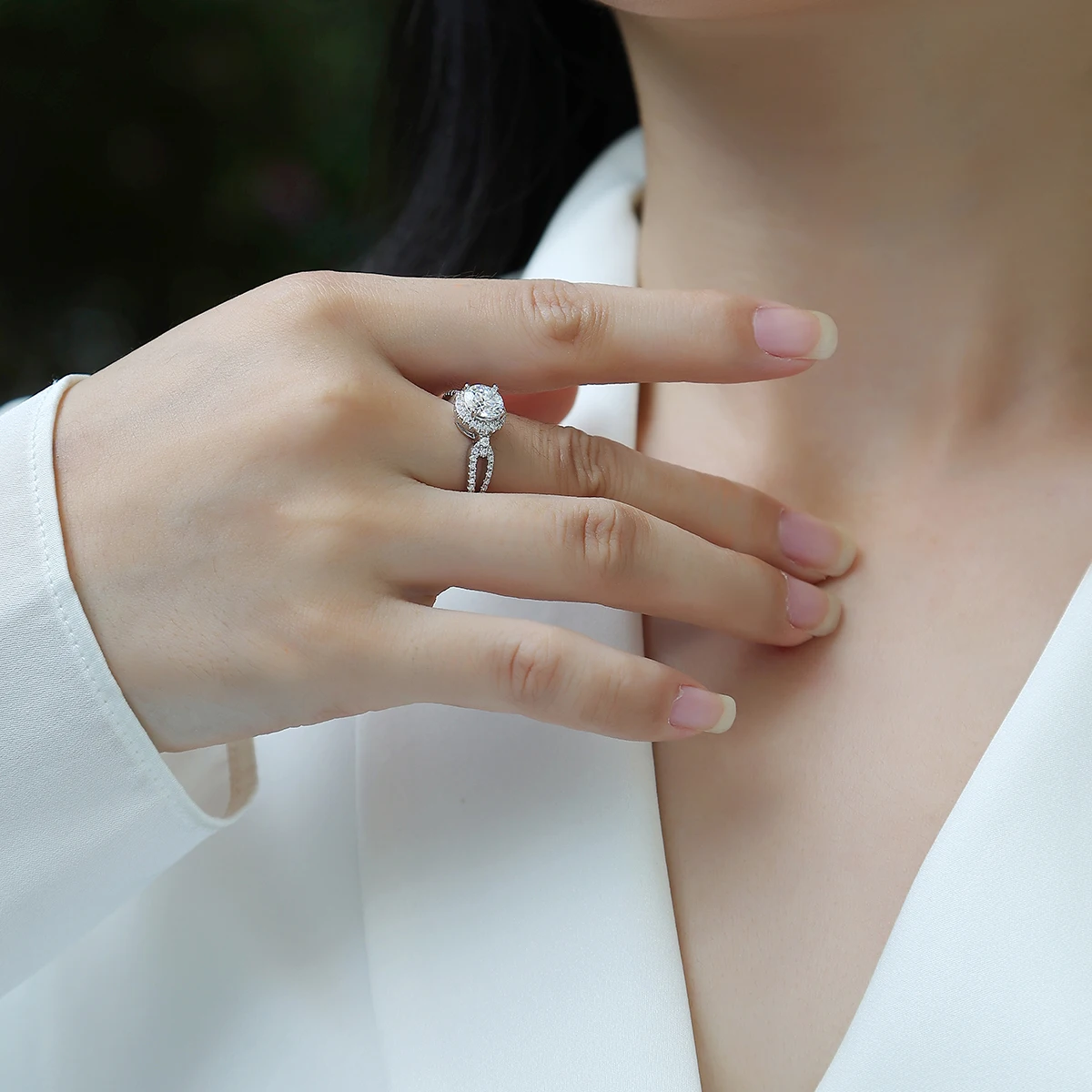 JIUZUAN 1Ct Moissanite Halo Ring, S925 Silver, 18K White Gold Plated, GRA Certified, Pass Diamond Tester, Elegant Bridal Jewelry
JIUZUAN 1Ct Moissanite Halo Ring, S925 Silver, 18K White Gold Plated, GRA Certified, Pass Diamond Tester, Elegant Bridal Jewelry