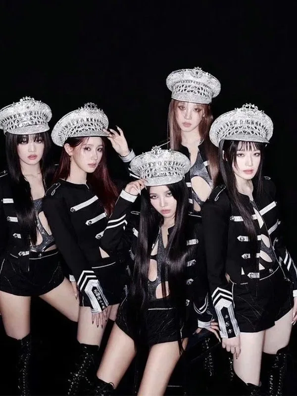 Superlady KPOP Performance Outfit New Dance Team Stage Set Jazz Clothes Yearly Conference Show Ensemble Black And Silver
Superlady KPOP Performance Outfit New Dance Team Stage Set Jazz Clothes Yearly Conference Show Ensemble Black And Silver