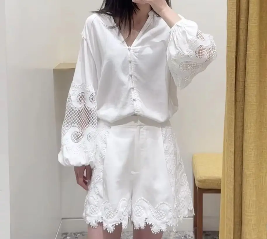 Spring New Women's White Set Hollow Pattern Splicing Shirt Top + Embroidered Lace Edge Shorts
Spring New Women's White Set Hollow Pattern Splicing Shirt Top + Embroidered Lace Edge Shorts