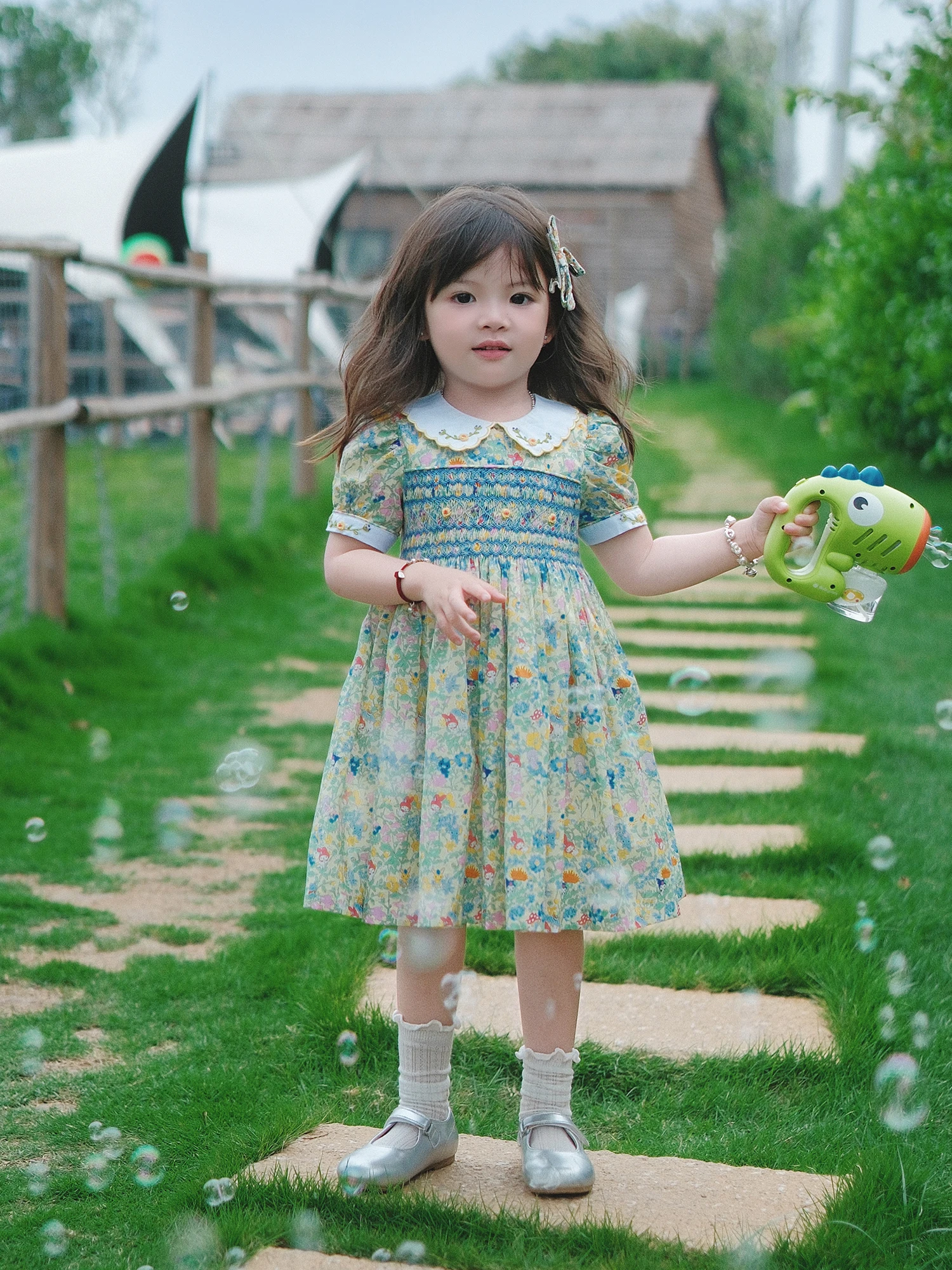 Girl's Smocking Dress 100's Count Pure Cotton Vintage Floral Print Puff Sleeves Hand Embroidery Princess Dress Summer Wear Dress
Girl's Smocking Dress 100's Count Pure Cotton Vintage Floral Print Puff Sleeves Hand Embroidery Princess Dress Summer Wear Dress