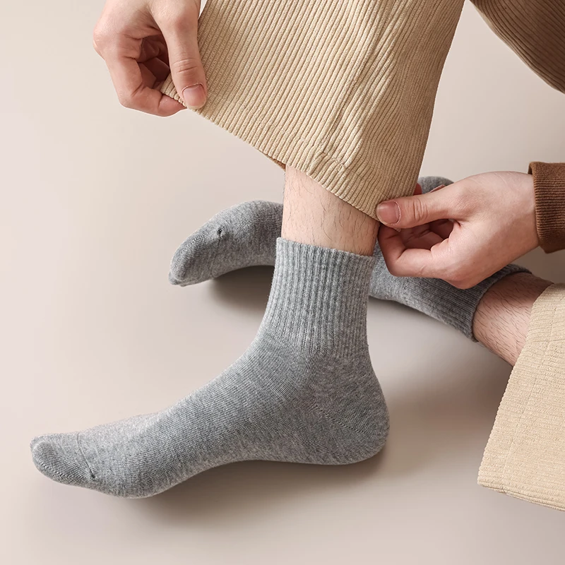 Носки для мужчин, новые простые стильные короткие носки классического цвета, дышащие мягкие хлопковые однотонные носки, впитывающие пот, деловые, удобные, повседневные
Носки для мужчин, новые простые стильные короткие носки классического цвета, дышащие мягкие хлопковые однотонные носки, впитывающие пот, деловые, удобные, повседневные