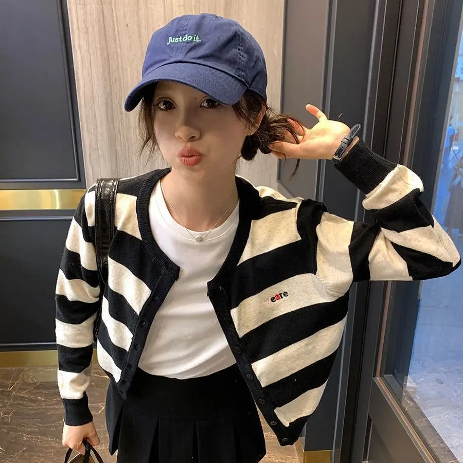 Vintage Patchwork Embroidered O-neck Long Sleeve Knitting Cardigan Autumn Winter Women Clothes Buttons Coat Female Striped Tops
Vintage Patchwork Embroidered O-neck Long Sleeve Knitting Cardigan Autumn Winter Women Clothes Buttons Coat Female Striped Tops