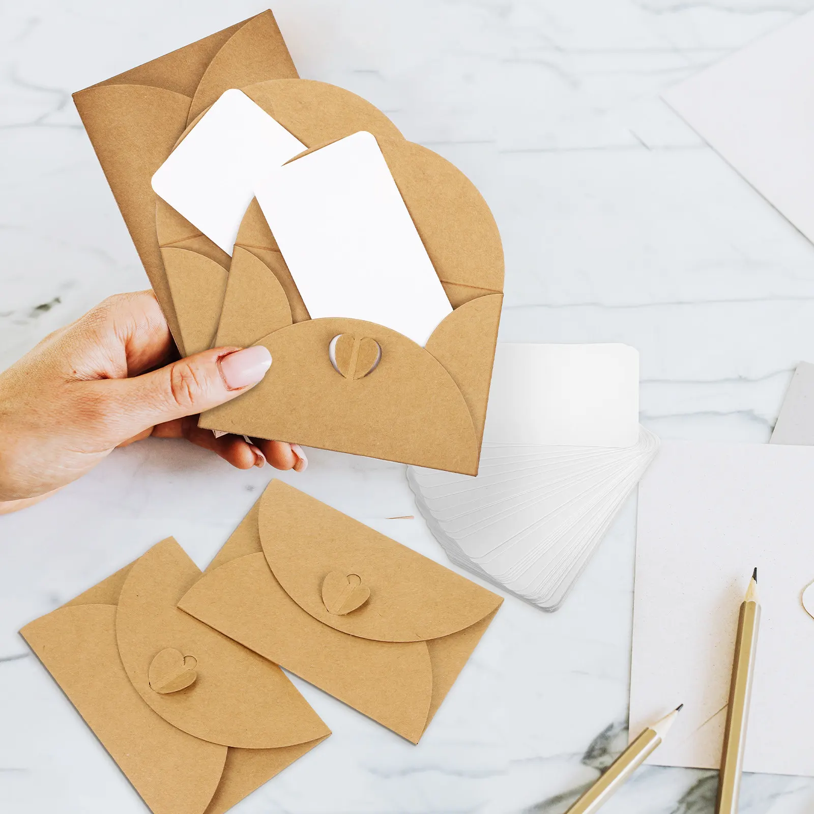 1Set Kraft Paper Envelopes Vintage Brown Heart Closure Blank Cards for Invitation Gift Tags Festival Bless Cards
1Set Kraft Paper Envelopes Vintage Brown Heart Closure Blank Cards for Invitation Gift Tags Festival Bless Cards
