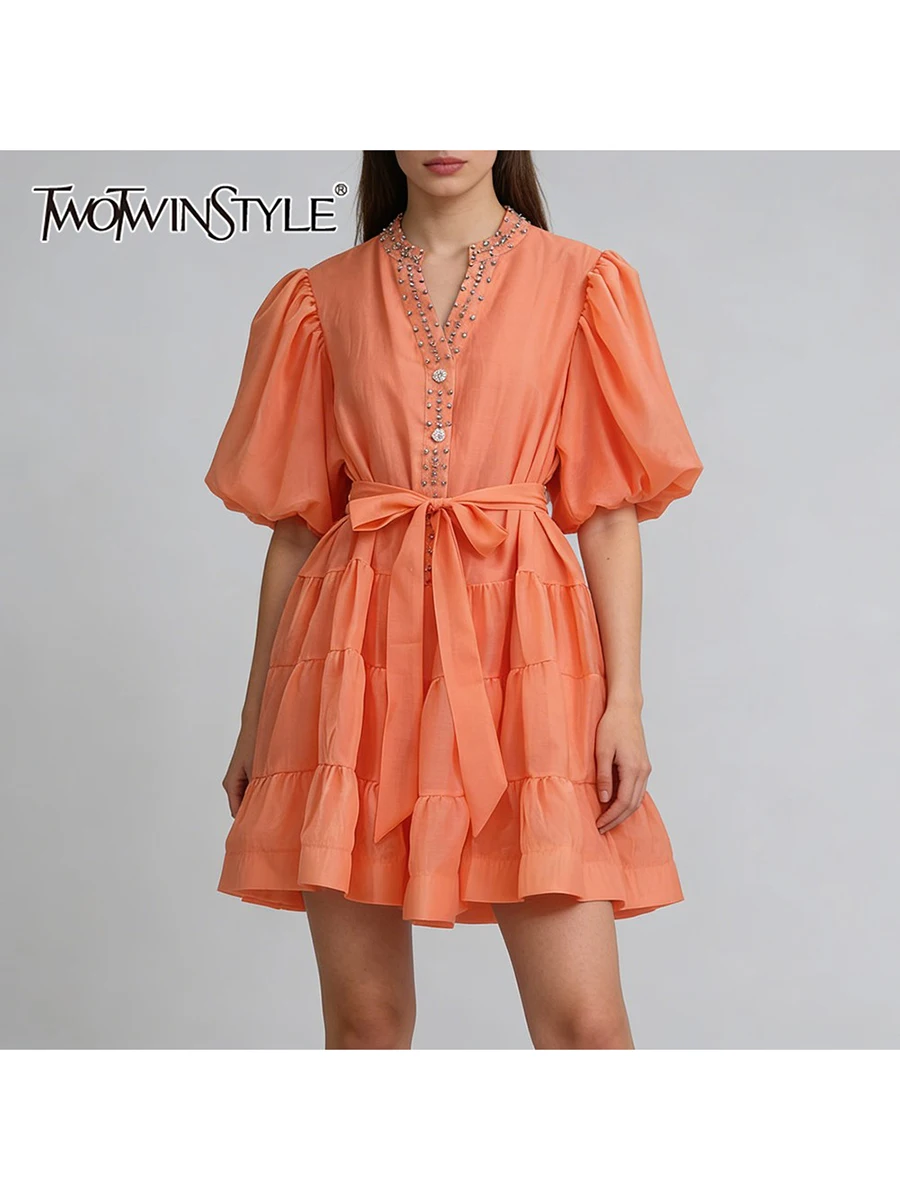 TWOTWINSTYLE однотонные повседневные платья из бисера для женщин с v-образным вырезом и половиной рукавов, модное платье на шнуровке, женская одежда, новинка
TWOTWINSTYLE однотонные повседневные платья из бисера для женщин с v-образным вырезом и половиной рукавов, модное платье на шнуровке, женская одежда, новинка