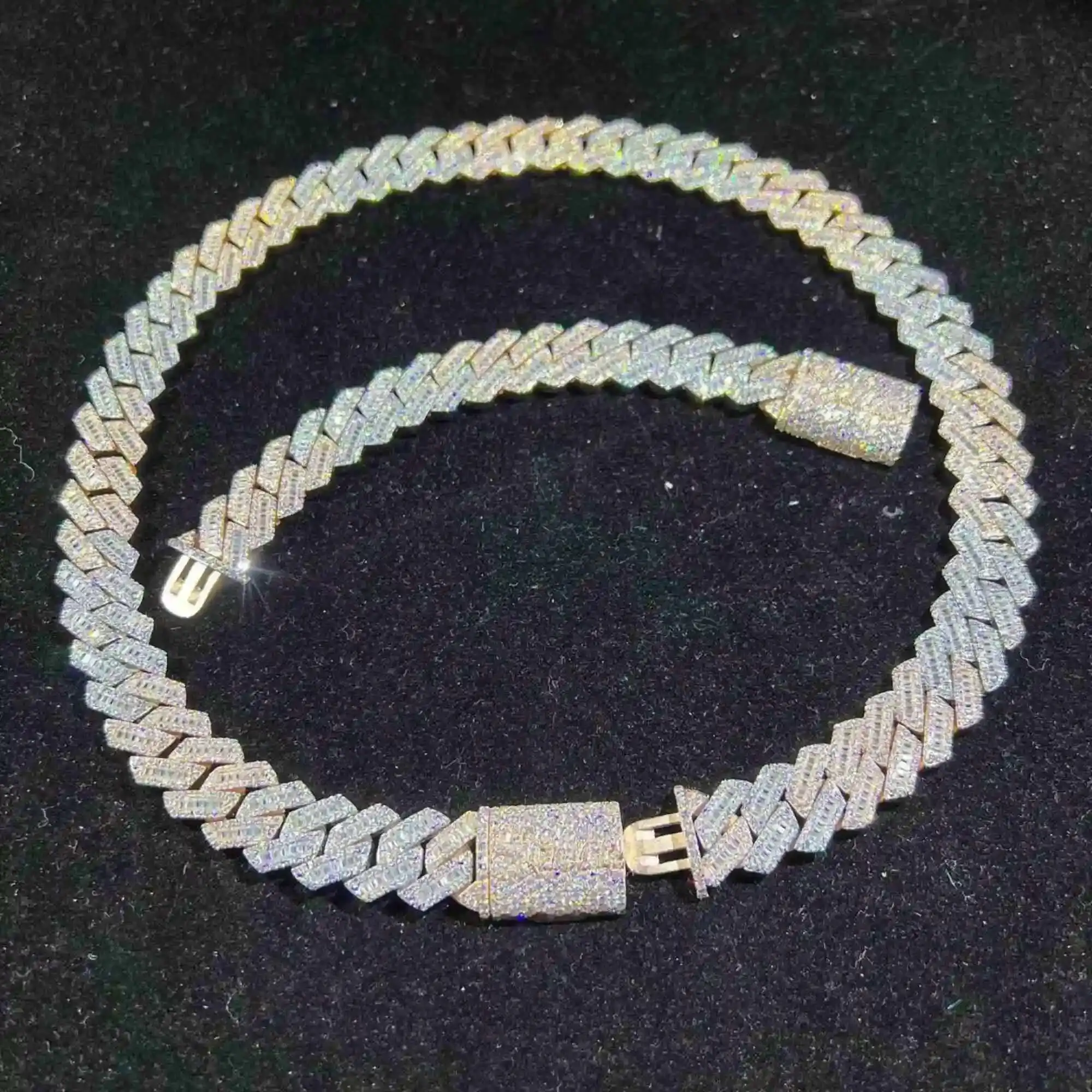 Высококачественная кубинская цепочка Iced Out 20 мм Vvs Муассанит с бриллиантами Кубинская цепочка с звеньями в стиле хип-хоп Майами Кубинская цепочка с браслетом
Высококачественная кубинская цепочка Iced Out 20 мм Vvs Муассанит с бриллиантами Кубинская цепочка с звеньями в стиле хип-хоп Майами Кубинская цепочка с браслетом