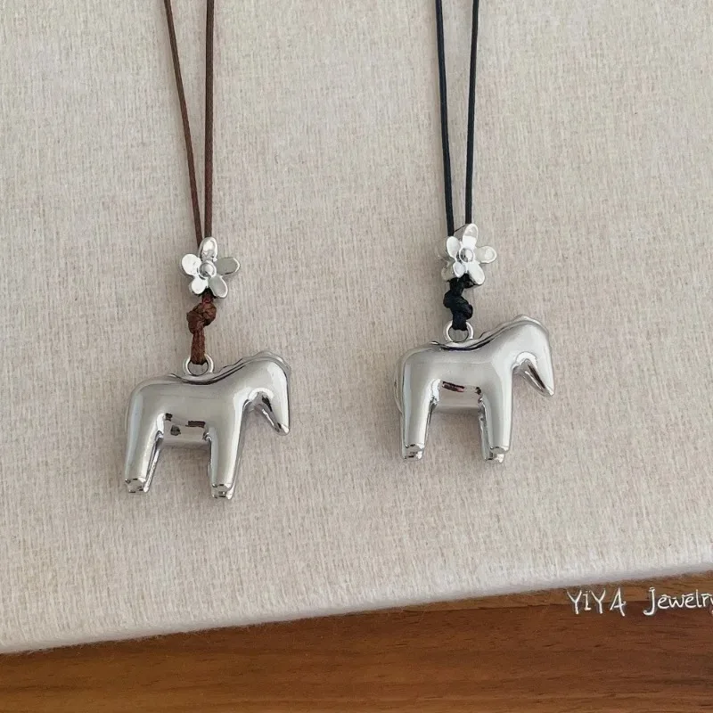 Funny Cartoon Horse Smooth Surface Flower Metallic Pendant Necklaces for Women Long Adjustable Wax Rope Chain Chokers 2025 Gifts
Funny Cartoon Horse Smooth Surface Flower Metallic Pendant Necklaces for Women Long Adjustable Wax Rope Chain Chokers 2025 Gifts