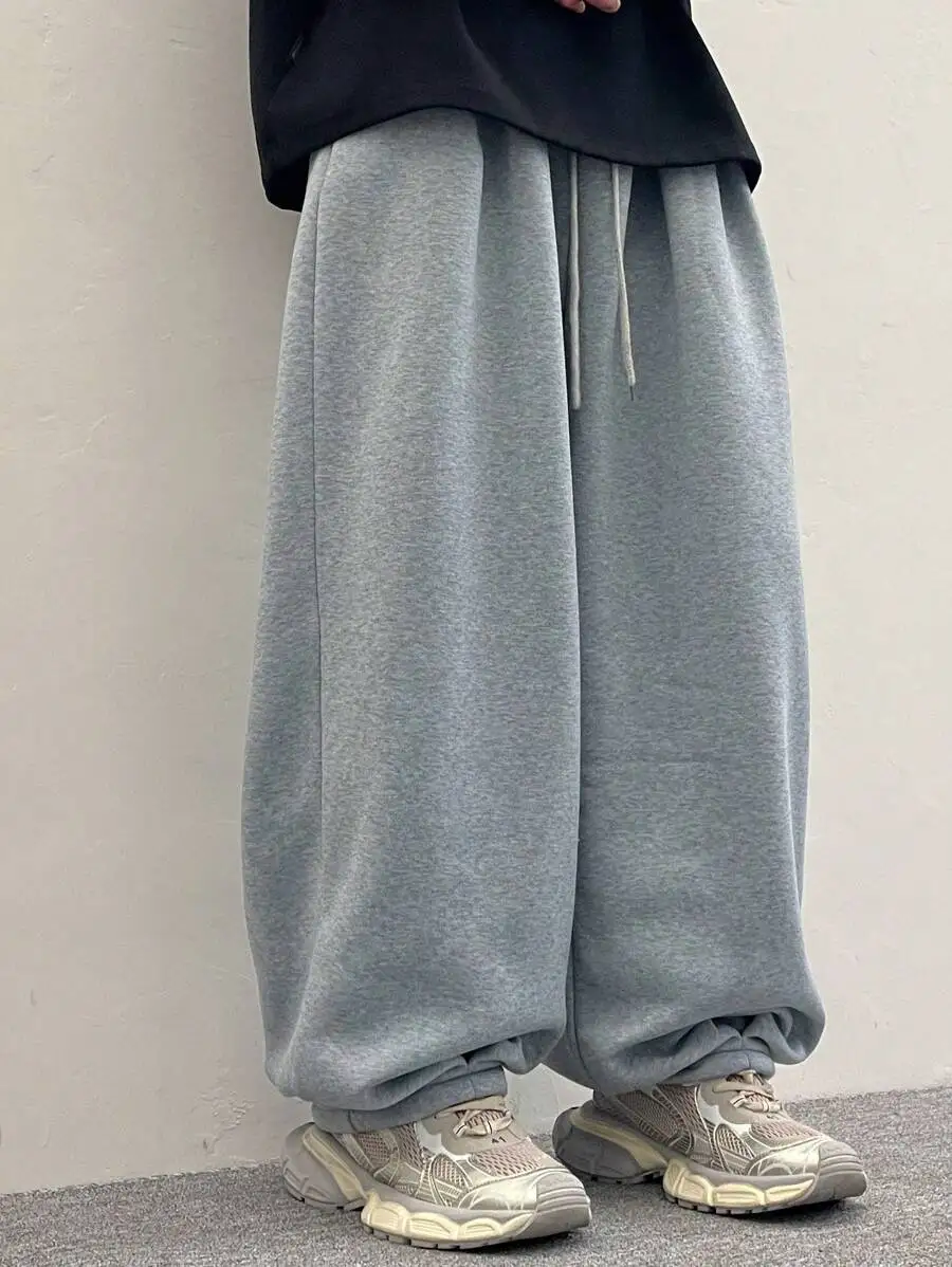 Мужские серые спортивные брюки свободного кроя с завязками на талии
Мужские серые спортивные брюки свободного кроя с завязками на талии