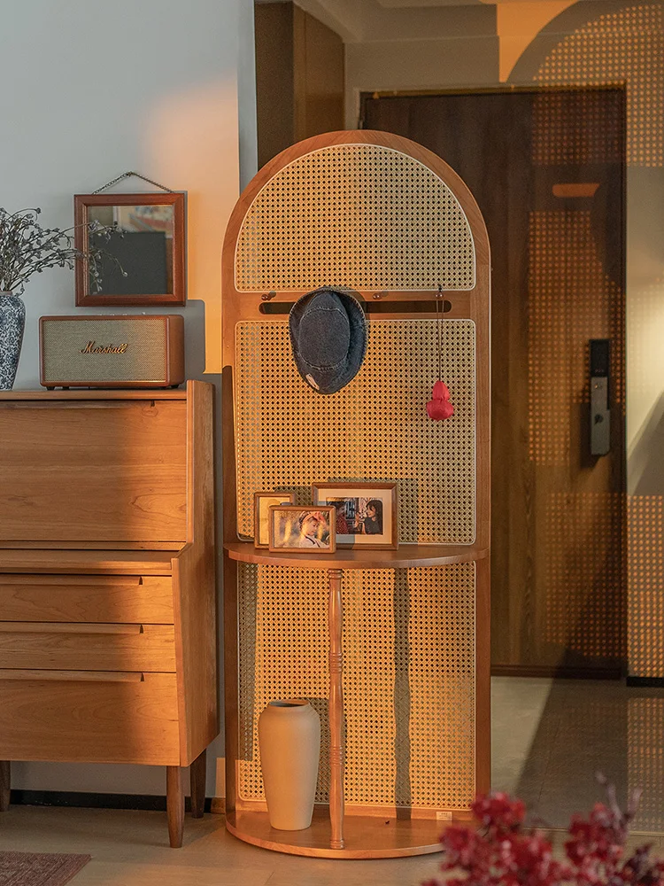 The entrance is opposite door, entrance seat screen is partitioned, and retro solid wood rattan flower stand
The entrance is opposite door, entrance seat screen is partitioned, and retro solid wood rattan flower stand